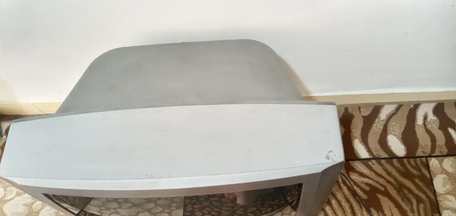 تلوزیون با یک عدد میز فلزی|تلویزیون و پروژکتور|اهواز, بعثت|دیوار