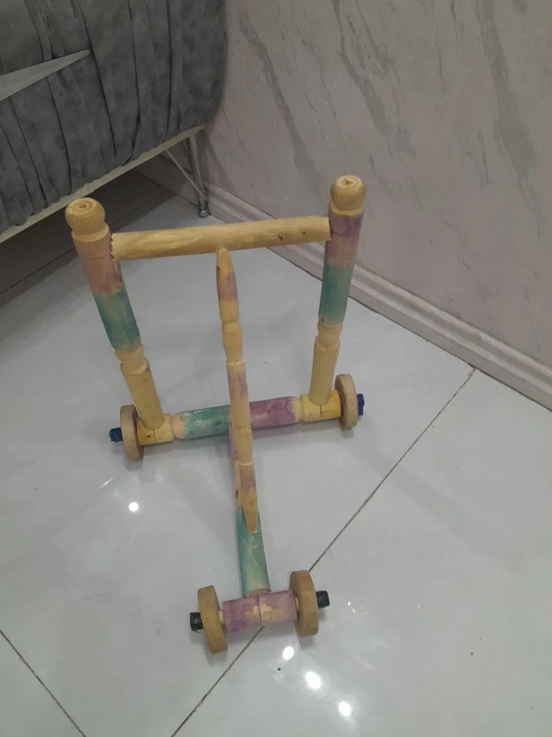 راکر بچه|اسباببازی بچه|مشهد, پروین اعتصامی|دیوار