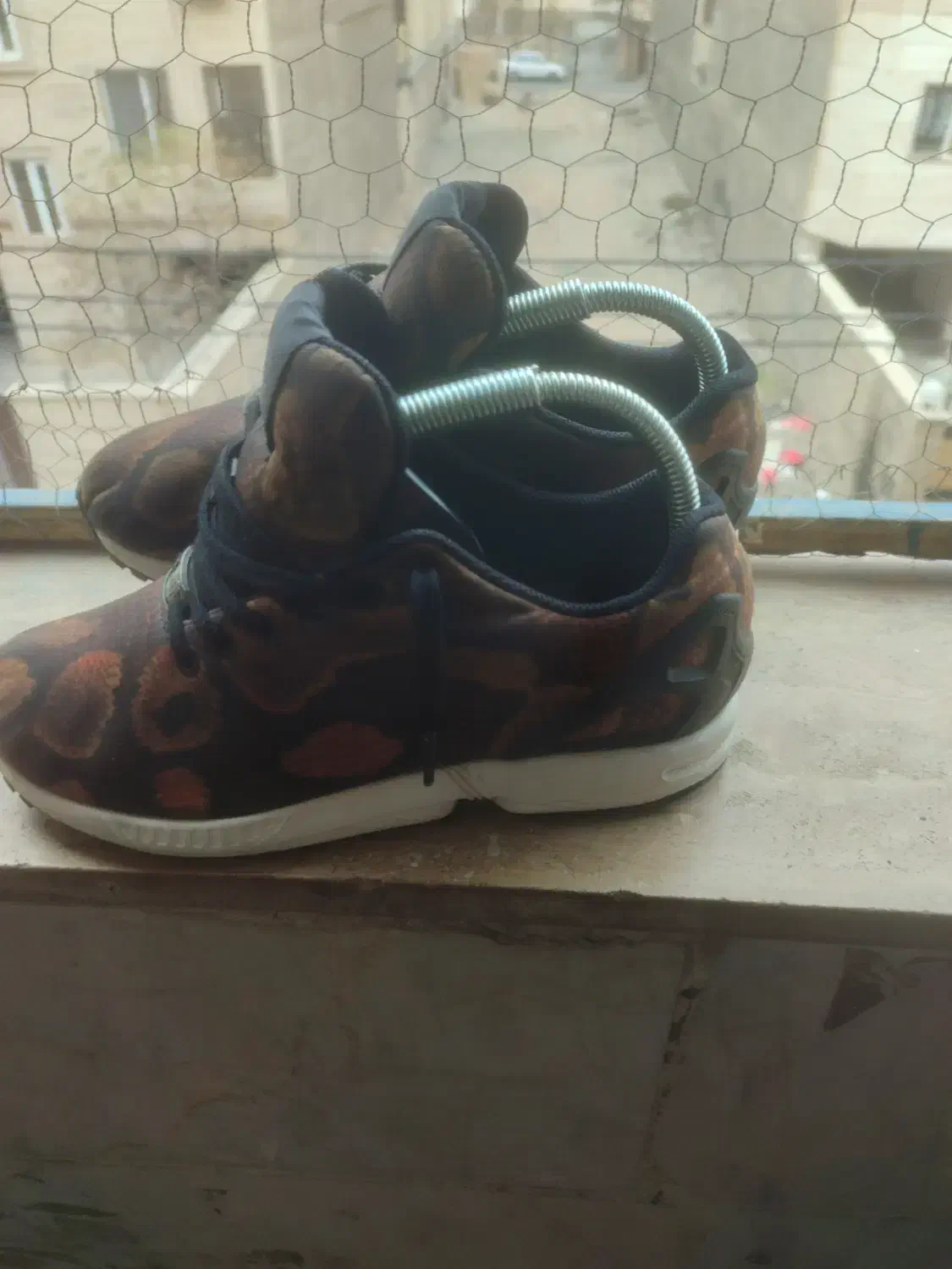 مقطوع|کیف، کفش، کمربند|رباط‌کریم, رباط‌کریم|دیوار