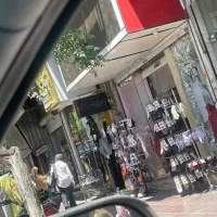 فروشنده پوشاک و لباس زیر