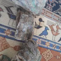سنگ خوشگل داخل طلاهی مربوط طلاه داخلشه