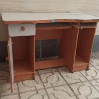 میز تحریر و کامپیوتر