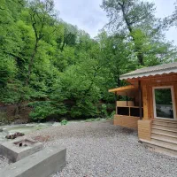 کلبه چوبی لب اب