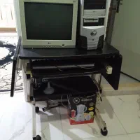 کامپیوتر با میز