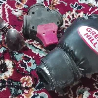 چند عدد لوازم دستکش و عینک و گردنبند