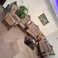 فروش ست مبل کلاسیک سالم به‌همراه میز ناهارخوری