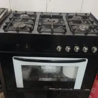 اجاق گاز و سیخ استیل و بنماری و تمام وسایل رستوران