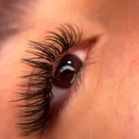 پذیرش مدل اکستنشن مژه برای تکمیل نمونه کار