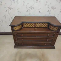میز توالت و یک جفت پاتختی و آینه