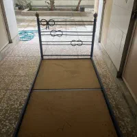 تخت فلزی