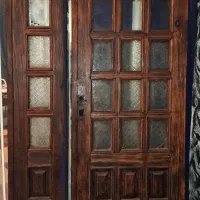 دو لنگه در قدیمی چوب و شیشه