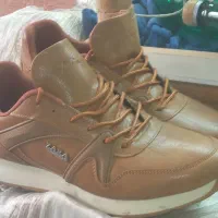 کفش کتونی چرم مارک زارا سایز ۴۱. نو نو