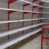 قفسه دیوارکوب سفید و قرمز سوپرمارکت