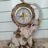 ساعت فانتزی کنار سالنی شیک همراه با میزش