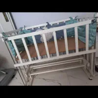 تخت کودک و گهواره کنار مادر