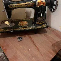 چرخ خیاطی با میز چوبی