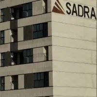 ۹۷ متر ، دارای دو حیاط اختصاصی ده متری، فول