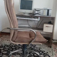 میز کامپیوتر  میز مدیریت همراه با صندلی فنری راحت