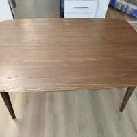 یک عدد میز ناهار خوری ۶ نفره