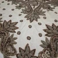 رومیزی سنگدوزی شده وساتن گرد میزخاطره رنگ کرمی