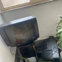 تلوزیون و گیرنده دیجیتال و میز