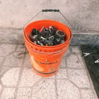 یک سطل بزرگ پیچ خورده ریز قدیمی
