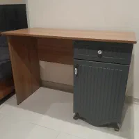 میز تحریر باطراحی زیبا،کشو و کمدکاربردی، پایه چوبی