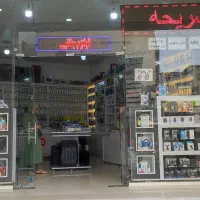 فروشنده و شاگرد ساده لوازم جانبی موبایل
