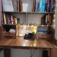 میز تحریر و کتابخانه