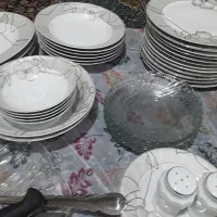 یک سری ظروف چینی وغیره که تو عکس بفروش میرسد.