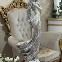 مجسمه چینی دکوری و شمعدان و تابلو مخمل فرانسوی