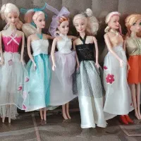تعدادی عروسک‌ باربی و