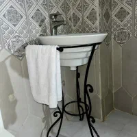 روشویی با پایه فرفورژه