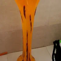 گلدان شیشه  ایی  بلندی اش یک متر میشه