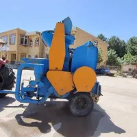 خرمنکوب کیسه زن مشغول به کار