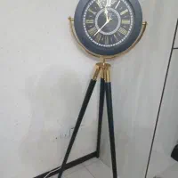 ساعت سه پایه ایستاده