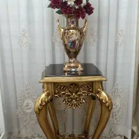 میز بزرگ راش کنار  سالنی تک هست