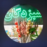مهماندار و سالن کار حرفه‌ای