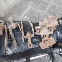 تعدادی بسته چهار پیچ داربست و گیره قالب بتن