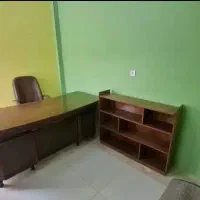 میز و صندلی اداری با کتاب خانه