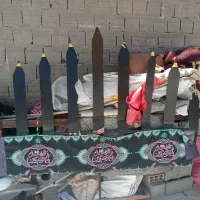 علامت با پر و کتیبه