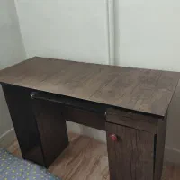 میز تحریر و کامپیوتر