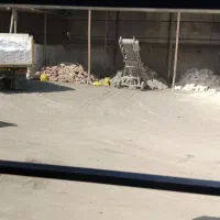 گارگر در انبار مصالح فروشی