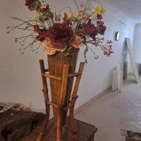 گلدان ایستاده حصیری بهمراه گل.