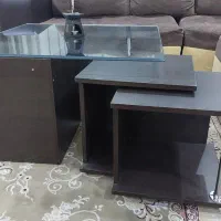 میز و عسلی جلوی مبل.