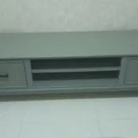 یکعدد میز  پشت تی وی