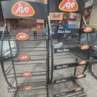 یک عدد استند چیپس و پفک مزمز 5طبقه چرخ دار