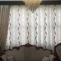 پرده پذیرایی با کناره های مخمل و کتیبه چوبی