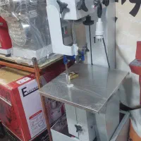 اره استخوان بر چرخ گوشت بر ترازو باسکول