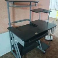 میز تحریر و کامپیوتر